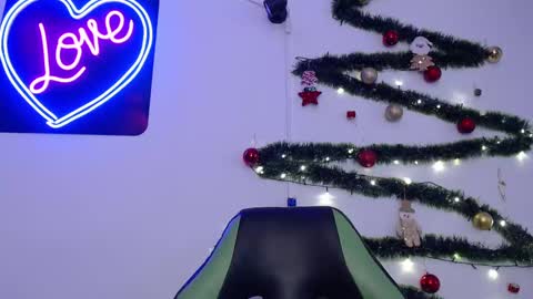 Snapshot of we_n_you chatting on 12.16.24 Trixie 3 online show from 12.16.24