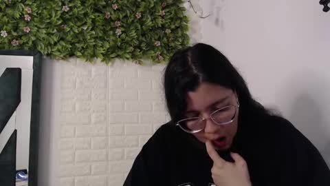 Snapshot of we_n_you chatting on 01.17.25 Trixie 3 online show from 01.17.25