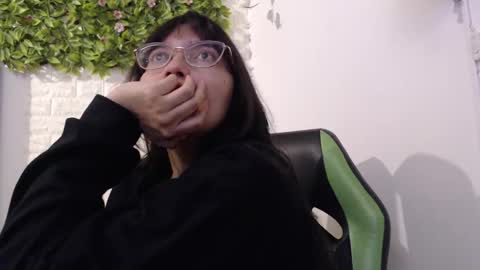 Snapshot of we_n_you chatting on 01.29.25 Trixie 3 online show from 01.29.25