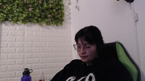 Snapshot of we_n_you chatting on 01.31.25 Trixie 3 online show from 01.31.25