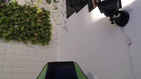 Snapshot of we_n_you chatting on 02.12.25 Trixie 3 online show from 02.12.25