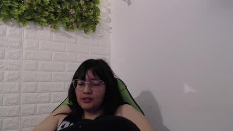 Snapshot of we_n_you chatting on 02.14.25 Trixie 3 online show from 02.14.25