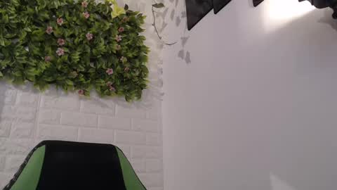 Snapshot of we_n_you chatting on 02.14.25 Trixie 3 online show from 02.14.25