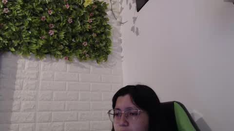 Snapshot of we_n_you chatting on 02.17.25 Trixie 3 online show from 02.17.25