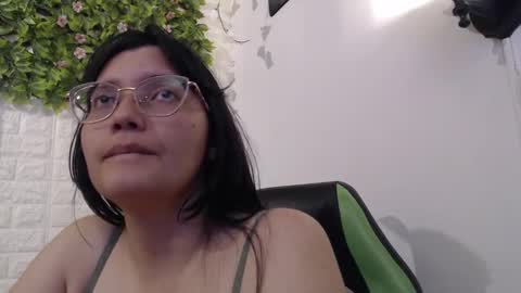 Snapshot of we_n_you chatting on 02.18.25 Trixie 3 online show from 02.18.25