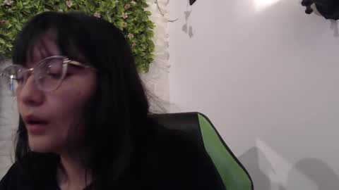 Snapshot of we_n_you chatting on 02.19.25 Trixie 3 online show from 02.19.25