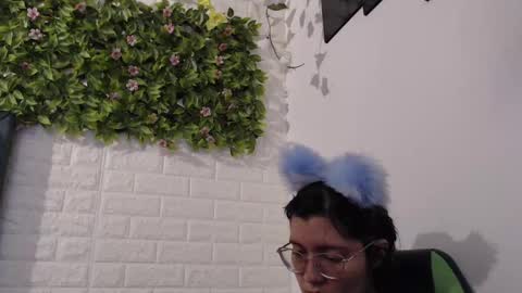 Snapshot of we_n_you chatting on 03.12.25 Trixie 3 online show from 03.12.25