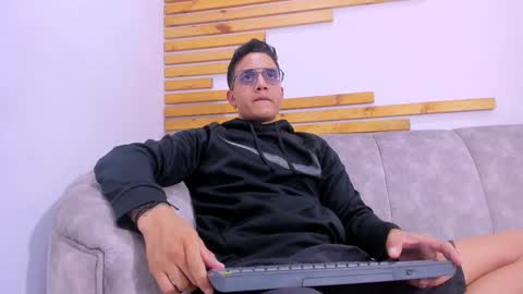 Jhonny Dick  his neighbors. online show from 09.19.25