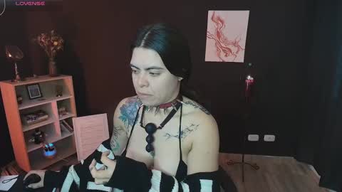 Snapshot of wednesdayfriday chatting on 01.05.25 Wednesday Please help me to reach 111 thumbs up online show from 01.05.25