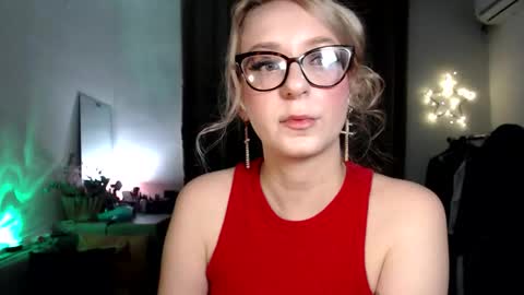 Snapshot of welliza chatting on 10.19.25 Liza online show from 10.19.25