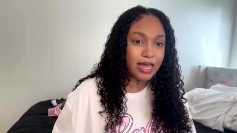 Snapshot of wetcreamerr chatting on 10.02.25 SheSquirts online show from 10.02.25