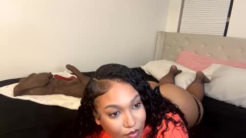 Snapshot of wetcreamerr chatting on 10.12.25 SheSquirts online show from 10.12.25