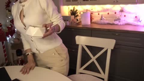 Snapshot of whats_her_name chatting on 12.29.24 Victoria Maria online show from 12.29.24