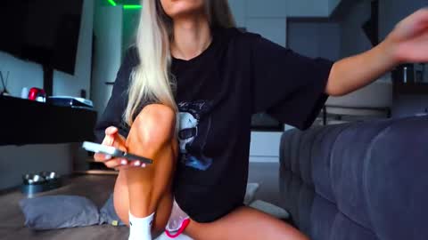 Snapshot of whitebanny chatting on 10.27.25 Kate  online show from 10.27.25