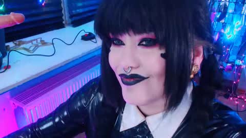 Laura  online show from 02.04.25