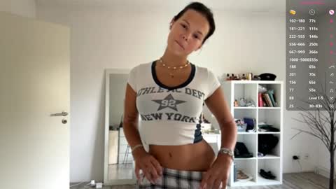 Snapshot of wildahankin chatting on 09.26.25 Mia online show from 09.26.25