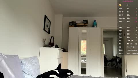 Snapshot of wildahankin chatting on 10.03.25 Mia online show from 10.03.25