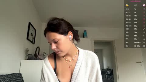 Snapshot of wildahankin chatting on 10.11.25 Mia online show from 10.11.25