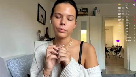 Snapshot of wildahankin chatting on 11.06.25 Mia online show from 11.06.25