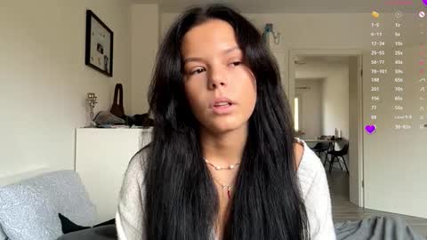 Snapshot of wildahankin chatting on 11.07.25 Mia online show from 11.07.25