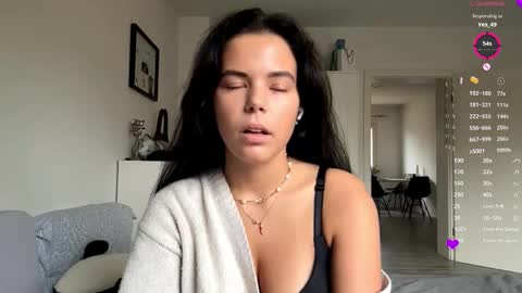 Mia online show from 11.16.25