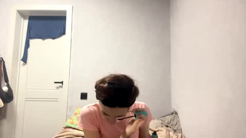 Snapshot of wildpeachh chatting on 10.28.25 wildpeachh online show from 10.28.25