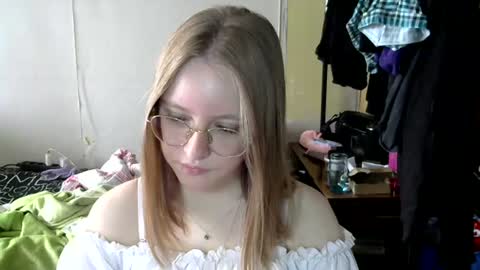 Snapshot of willenasow chatting on 07.09.26 Olivia online show from 07.09.26