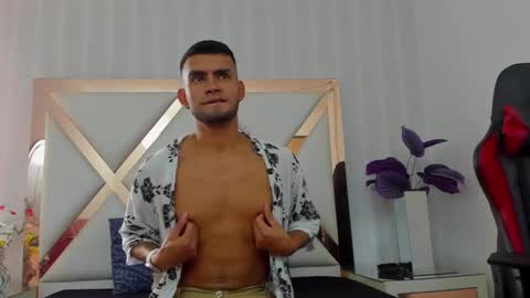 Snapshot of willsainz chatting on 12.22.25 WillSainz online show from 12.22.25