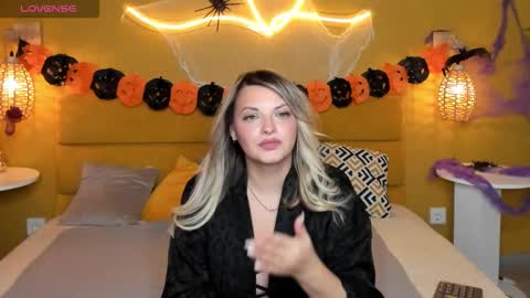Snapshot of wilmasanders chatting on 10.27.25 wilmasanders online show from 10.27.25