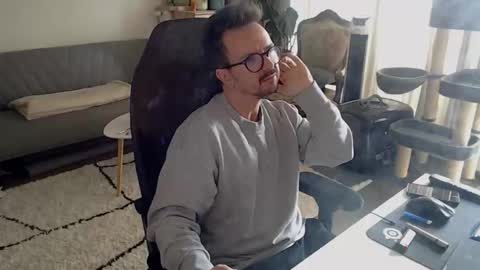 Snapshot of winnydepooh chatting on 10.11.25 cream36 online show from 10.11.25