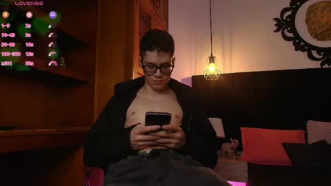  W O L F  online show from 04.04.26