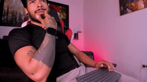 Snapshot of wolferatus chatting on 10.27.25 wolferatus online show from 10.27.25