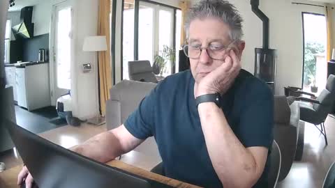 Snapshot of woodwurm chatting on 02.12.25 woodwurm and Snoeske online show from 02.12.25