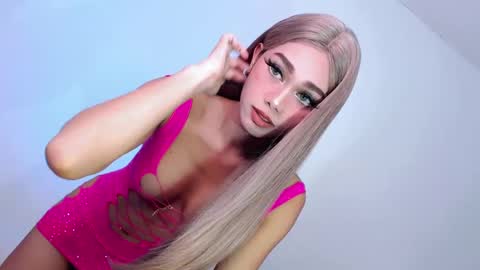 Snapshot of working_girl28 chatting on 01.28.25 kesha online show from 01.28.25