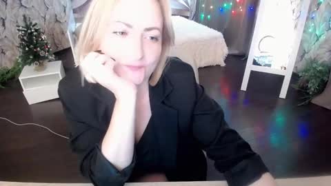 Snapshot of wow_co chatting on 12.19.24 wow_co online show from 12.19.24