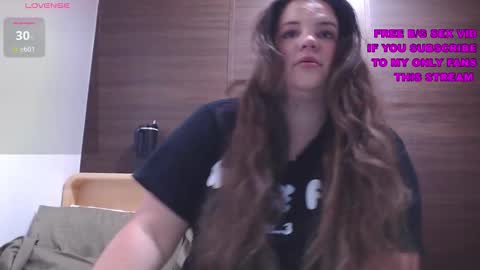 Snapshot of wow_its_kaitlyn chatting on 11.21.25 Kaitlyn xx online show from 11.21.25