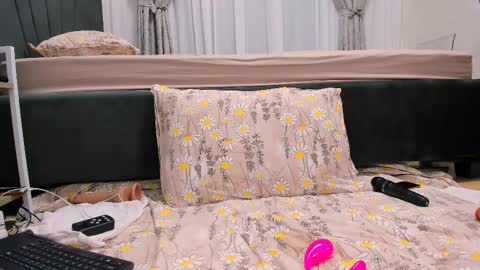 Snapshot of wowsquirt chatting on 02.13.25 online show from 02.13.25