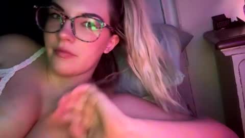 Snapshot of x_dreamgirl_x chatting on 12.12.24 Mariah  online show from 12.12.24