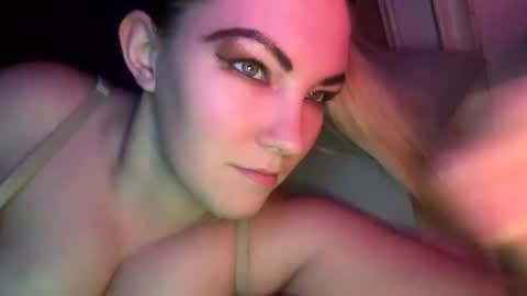 Snapshot of x_dreamgirl_x chatting on 12.18.24 Mariah  online show from 12.18.24