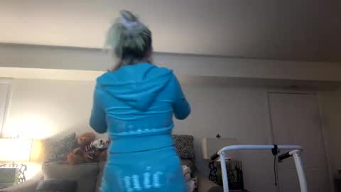 Snapshot of x_dreamgirl_x chatting on 12.31.24 Mariah  online show from 12.31.24