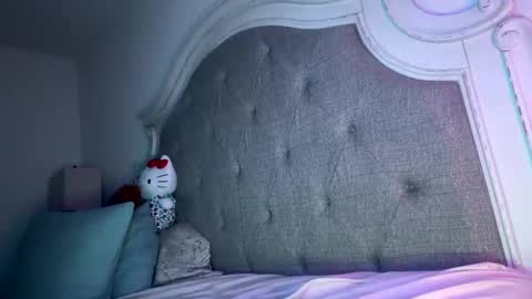 Snapshot of x_dreamgirl_x chatting on 01.04.25 Mariah  online show from 01.04.25