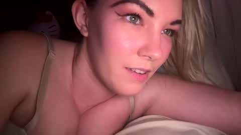 Snapshot of x_dreamgirl_x chatting on 01.09.25 Mariah  online show from 01.09.25