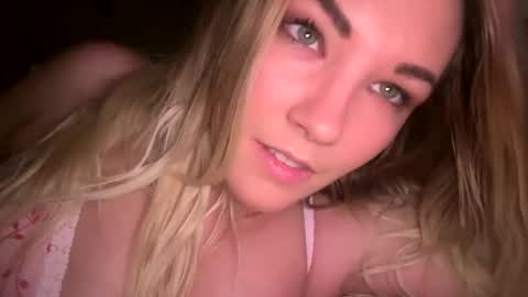 Snapshot of x_dreamgirl_x chatting on 01.11.25 Mariah  online show from 01.11.25