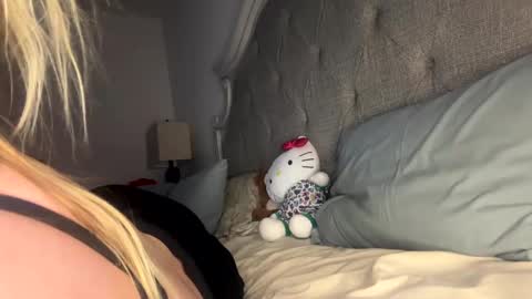 Snapshot of x_dreamgirl_x chatting on 01.11.25 Mariah  online show from 01.11.25