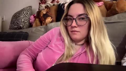 Snapshot of x_dreamgirl_x chatting on 02.03.25 Mariah  online show from 02.03.25