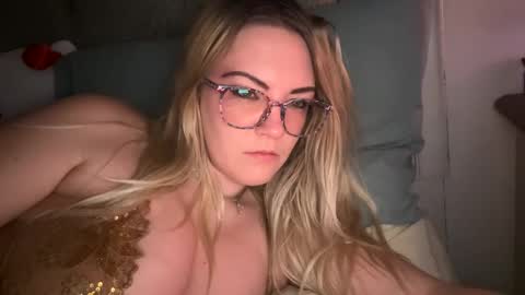 Snapshot of x_dreamgirl_x chatting on 02.09.25 Mariah  online show from 02.09.25