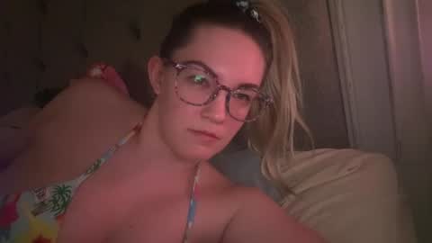 Snapshot of x_dreamgirl_x chatting on 03.06.25 Mariah  online show from 03.06.25