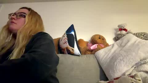 Snapshot of x_dreamgirl_x chatting on 10.08.25 Mariah  online show from 10.08.25