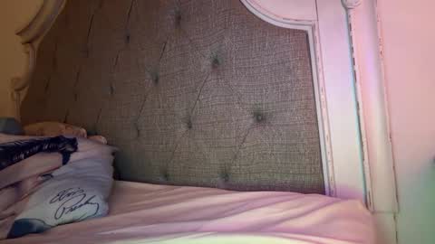 Snapshot of x_dreamgirl_x chatting on 10.09.25 Mariah  online show from 10.09.25