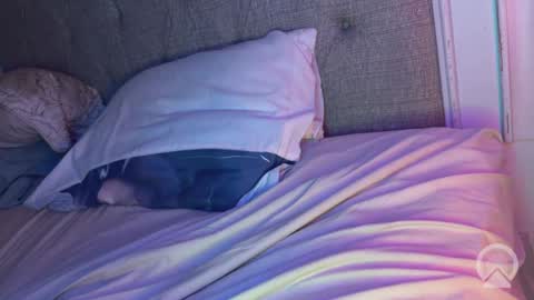 Snapshot of x_dreamgirl_x chatting on 10.17.25 Mariah  online show from 10.17.25